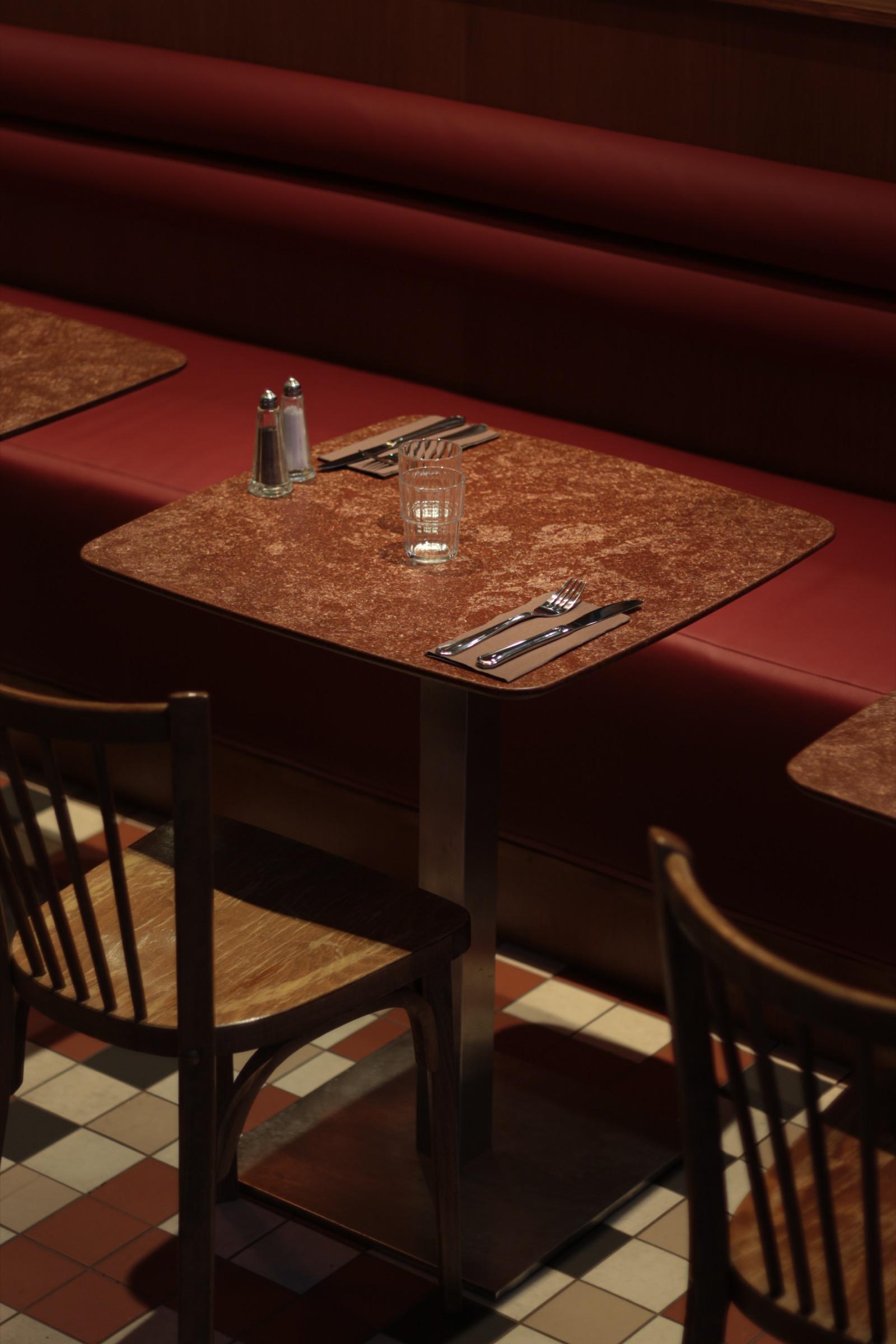 Détail d'un mobilier écologique en éco-matériau recyclé - tabouret Newport, bar Boucan
