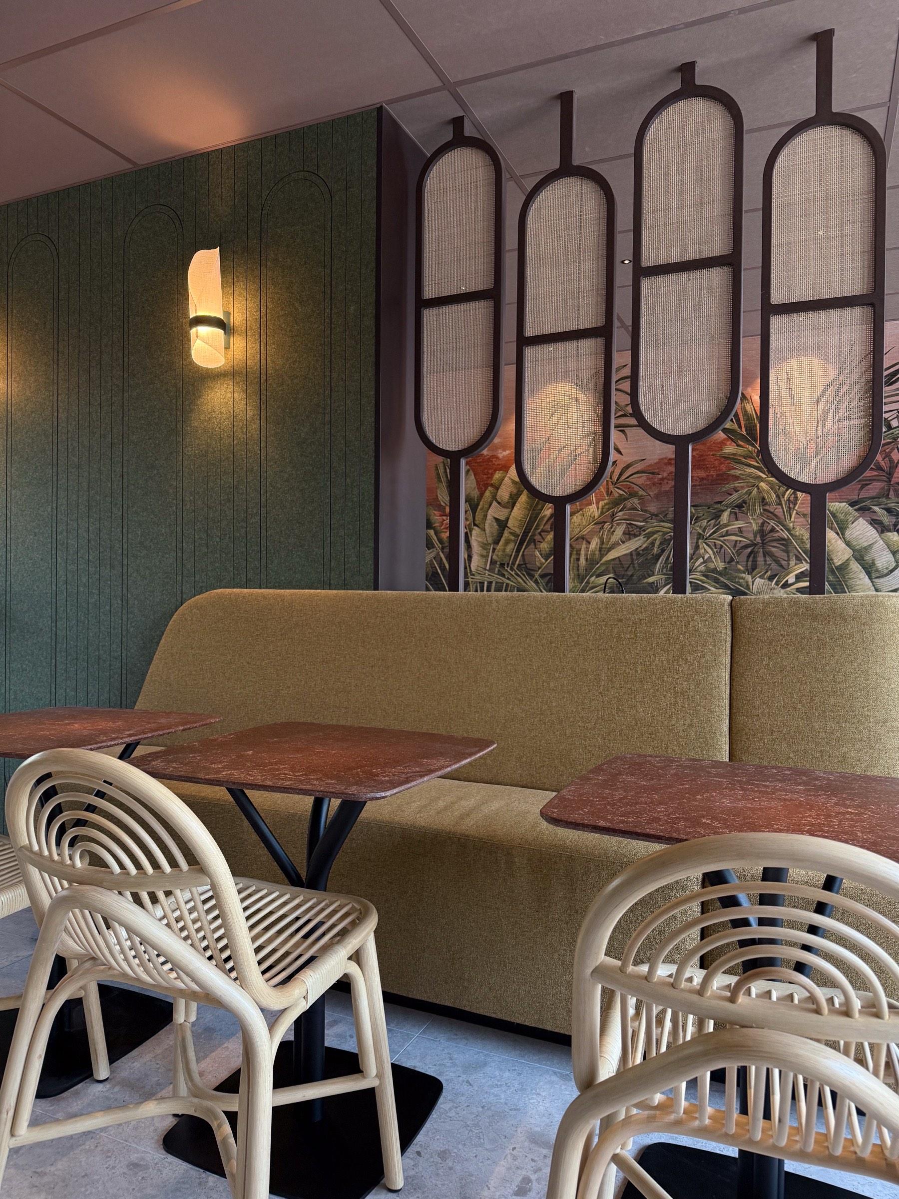 Mobilier CHR design - restaurant de l'hôtel Oceania, Lyon, aménagé par Instead