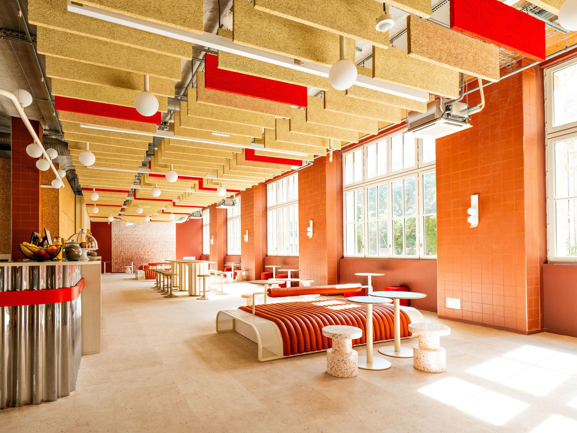 Mobilier écologique pour professionnels - cafétéria du Campus Delta, Paris