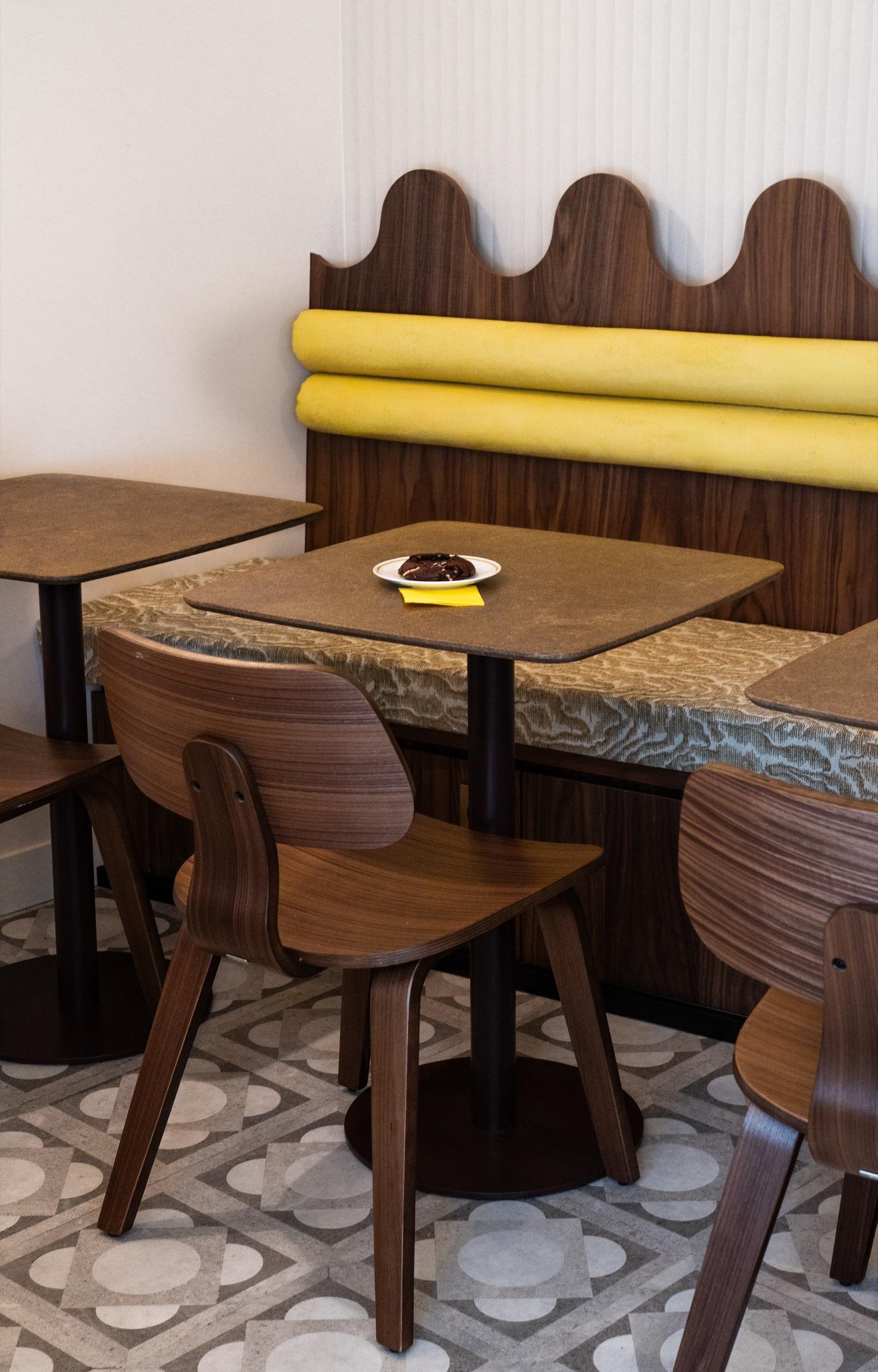 Tables et assises de restaurant - coffee shop Clode, Paris