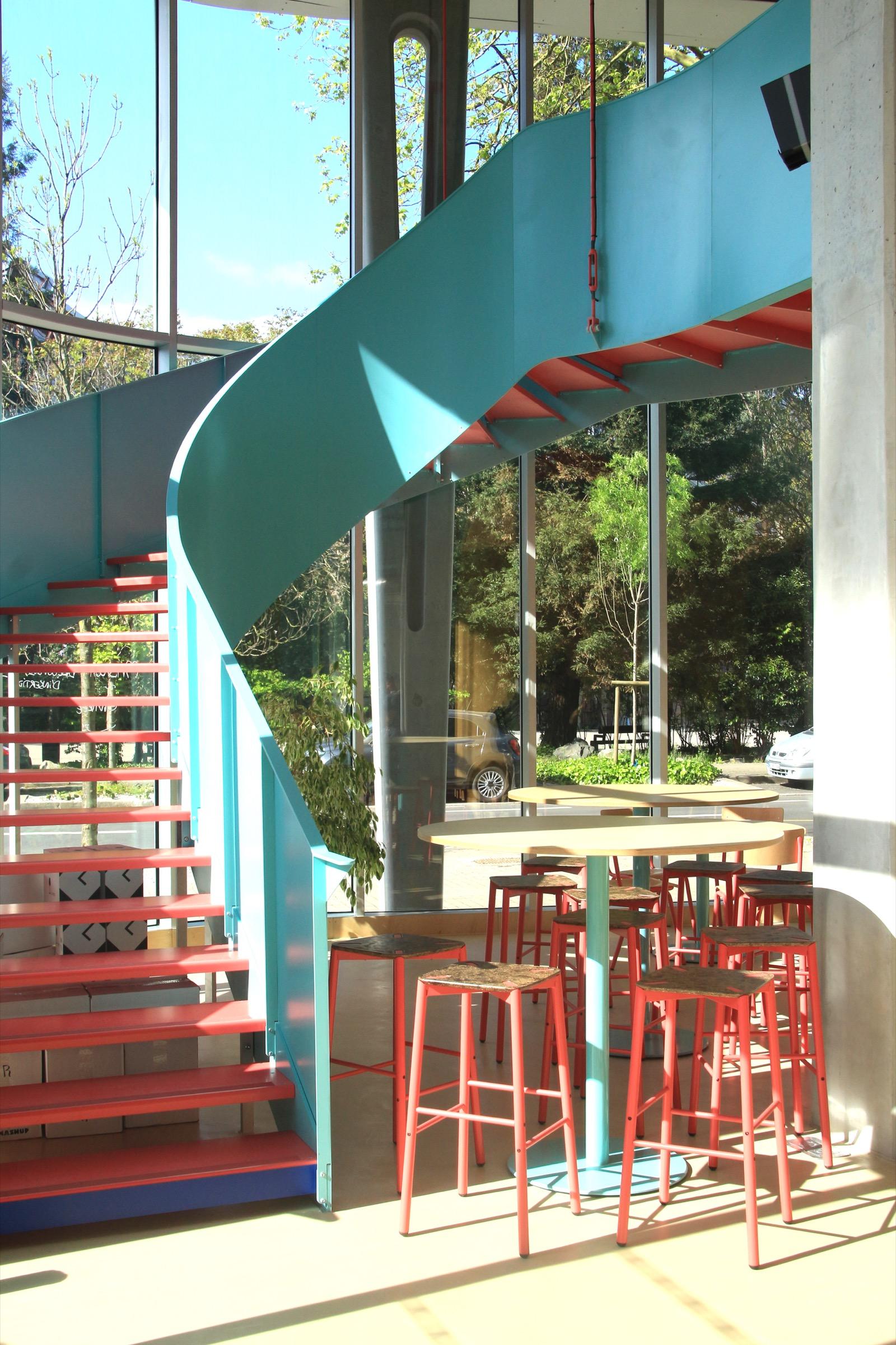 Mobilier CHR Instead - Tabourets Newport au bar-brasserie Mashup, Nantes
